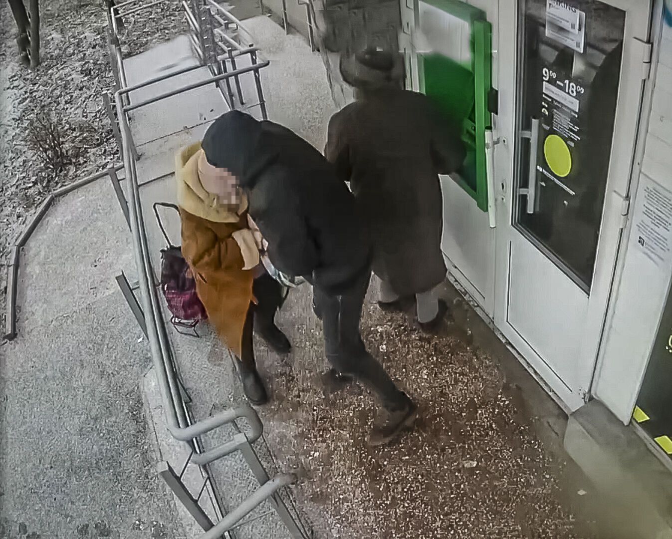 В Киеве задержали мужчину, который возле банкомата вырвал из рук пенсионерки деньги. Видео