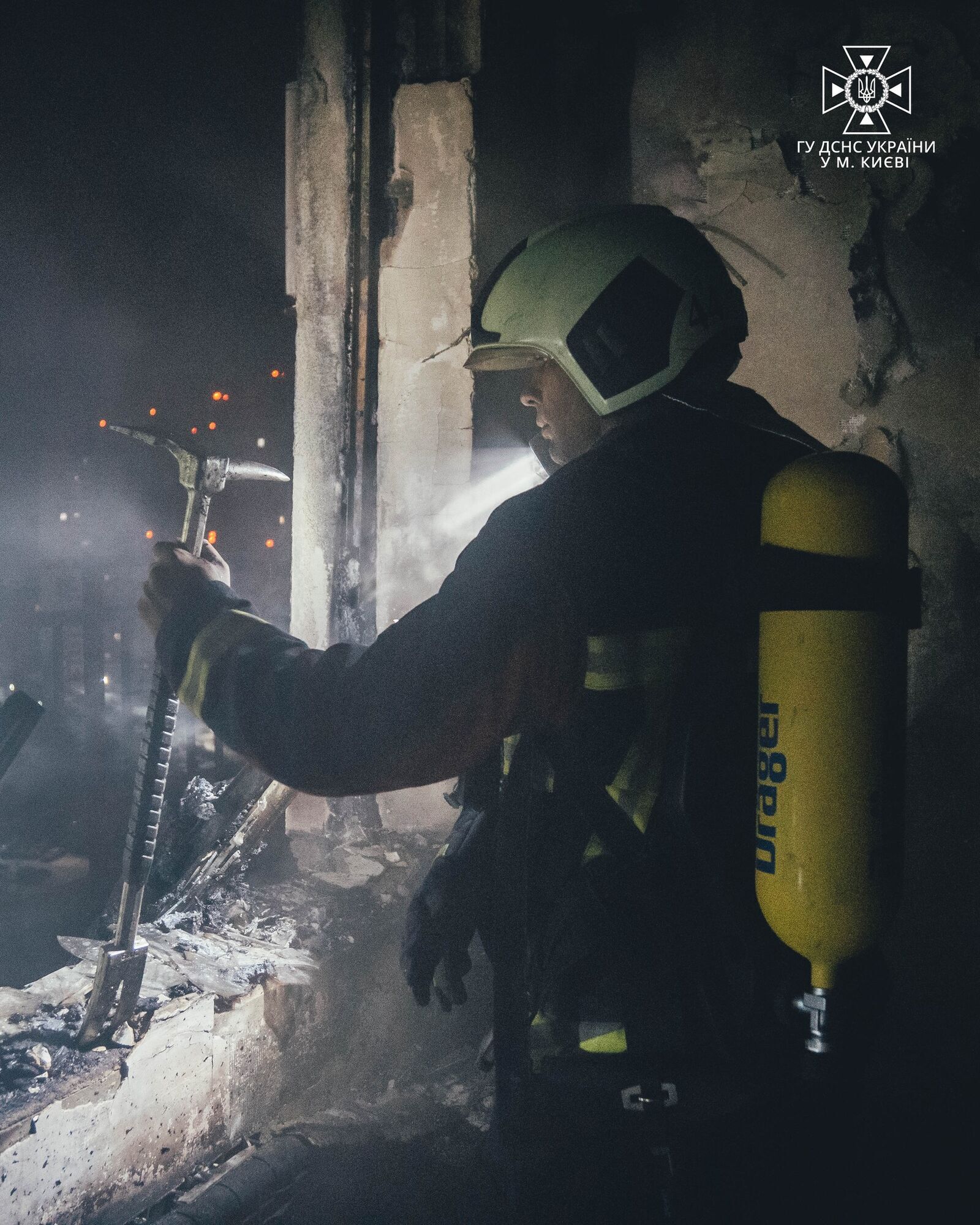 У Києві сталась пожежа на 17-му поверсі будинку: рятувальники не змогли застосувати автодрабину через припарковані авто. Фото