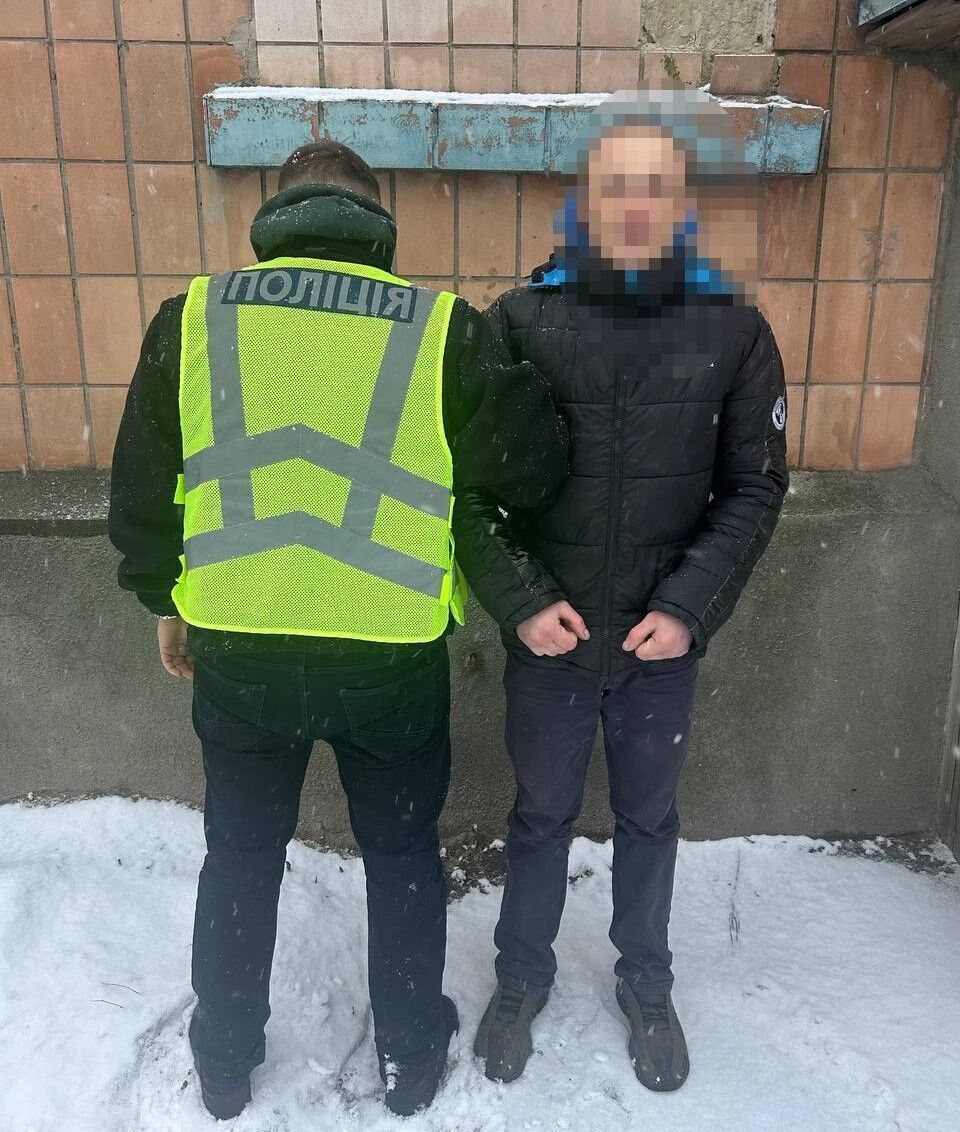 В Киеве задержали мужчину, который возле банкомата вырвал из рук пенсионерки деньги. Видео