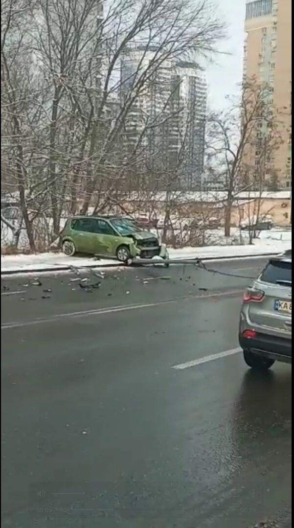 В Киеве легковушка на скорости сбила столб и вылетела на тротуар. Фото и видео