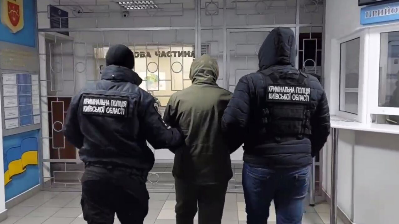 На Киевщине мужчина напал на детей, а затем стрелял в прохожего. Видео