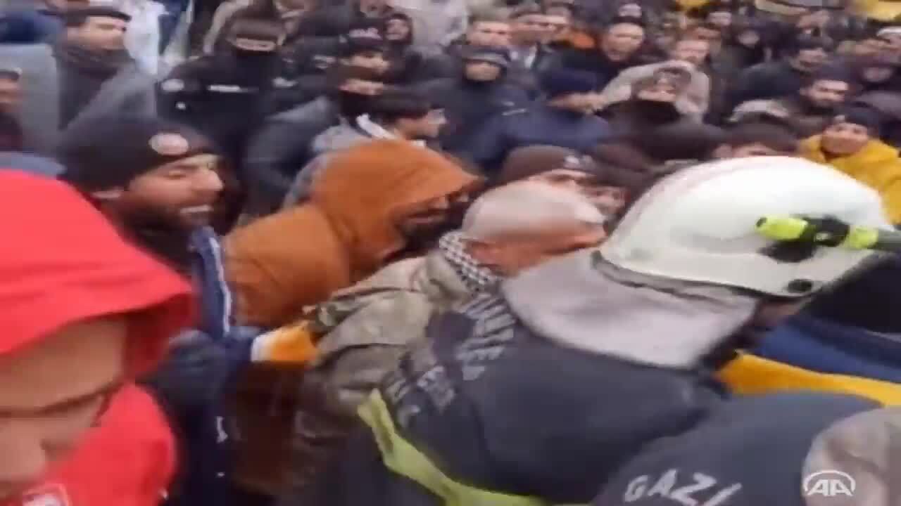 В Турции спустя 28 часов после землетрясения из-под завалов спасли женщину и троих ее детей. Видео