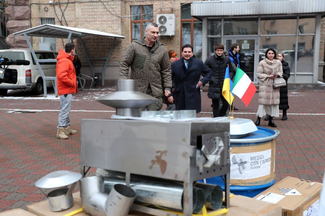 Киев получил тенты, буржуйки и генератор от итальянских партнеров, – Кличко