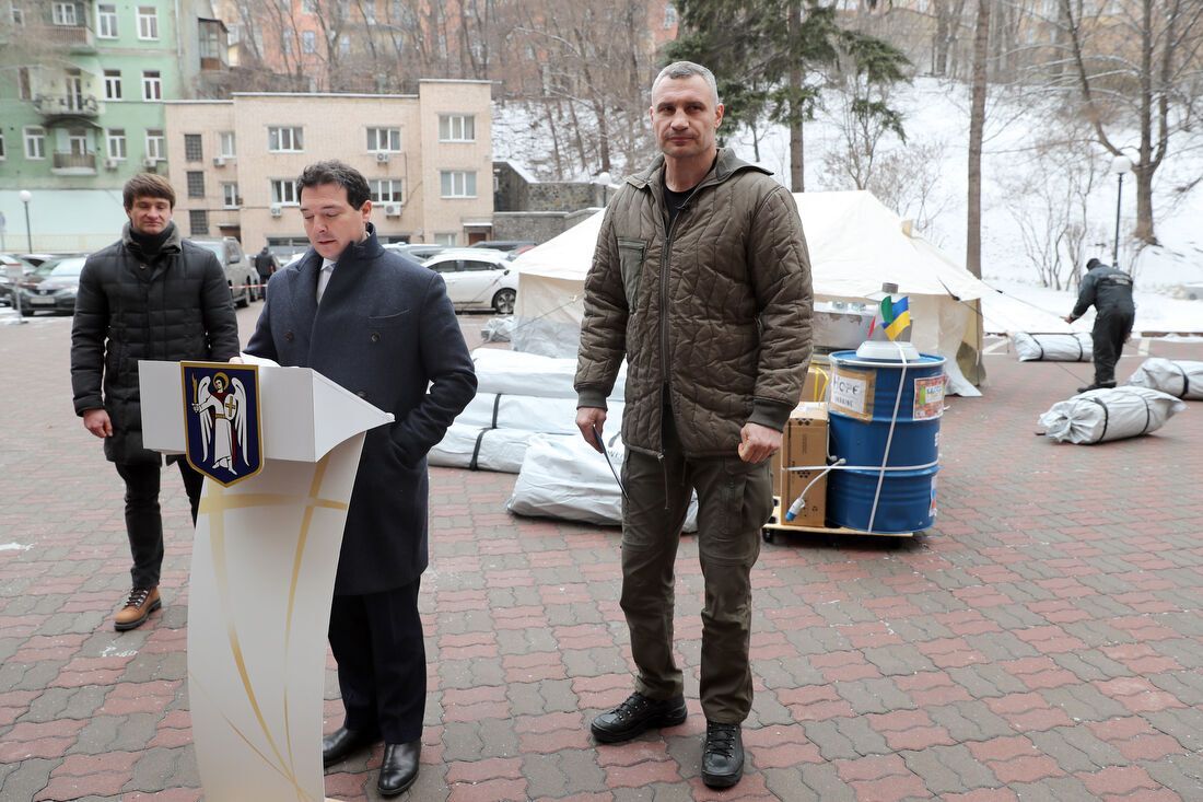 Киев получил тенты, буржуйки и генератор от итальянских партнеров, – Кличко