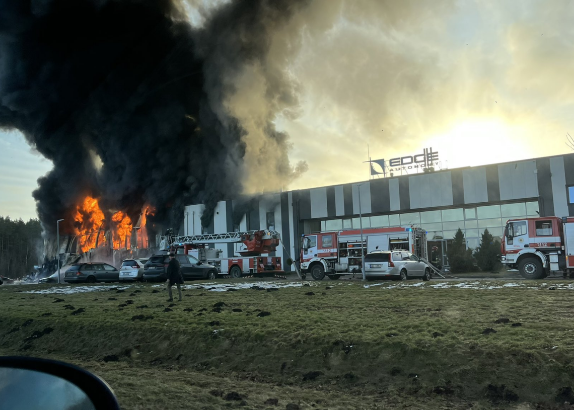 В Латвии вспыхнул пожар на заводе, где выпускали дроны для Украины и НАТО. Видео