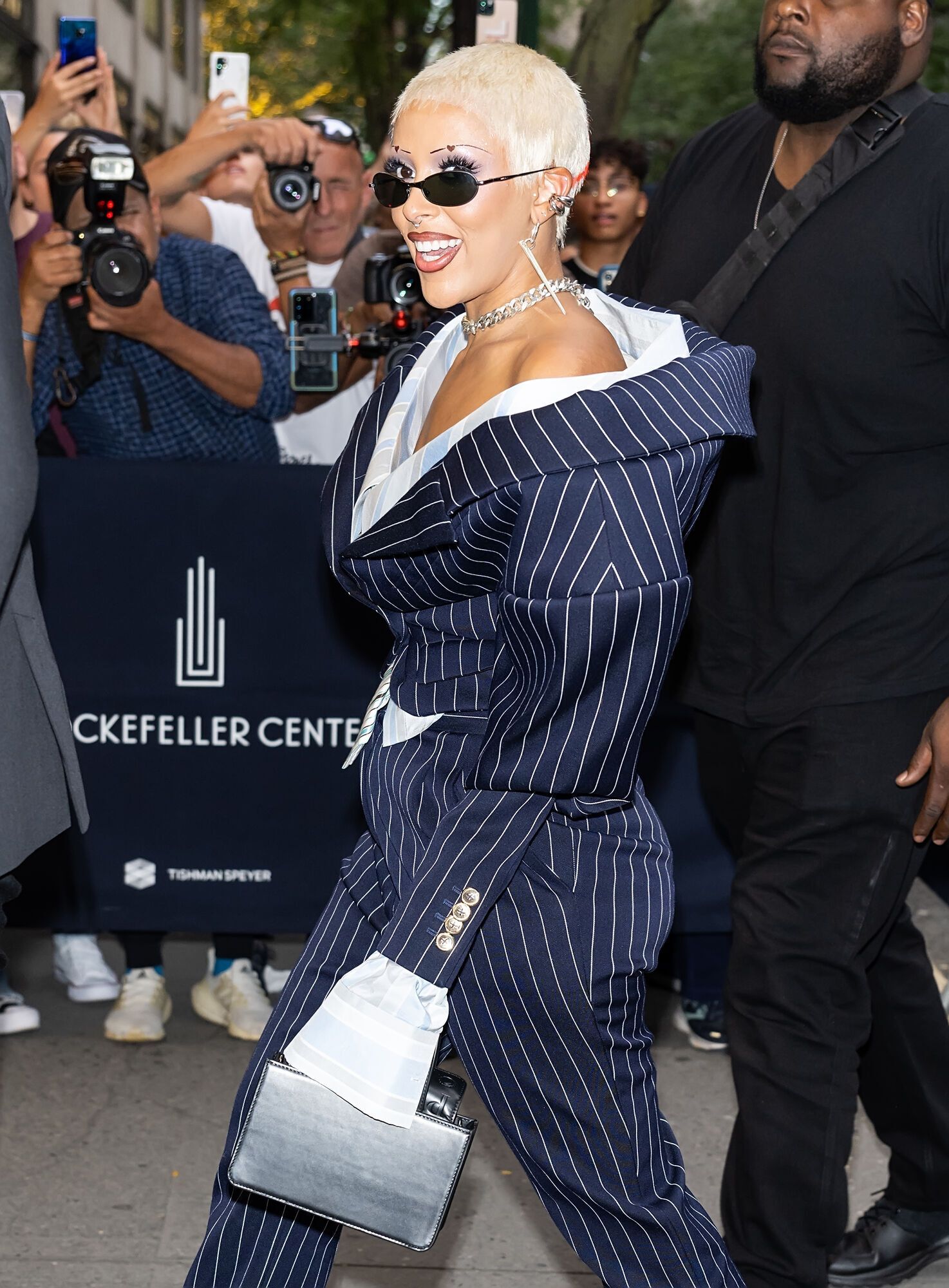 Тонкие брови возвращаются в моду: кому идеально подойдет тренд из 90-х, а кому не стоит экспериментировать. Фото 