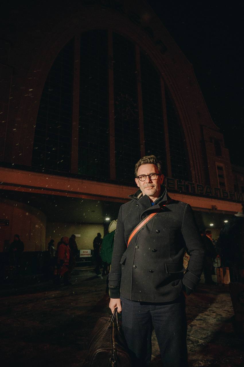 Обладатель "Оскара", режиссер Мишель Хазанавичус прибыл в Киев. Фото на столичном вокзале