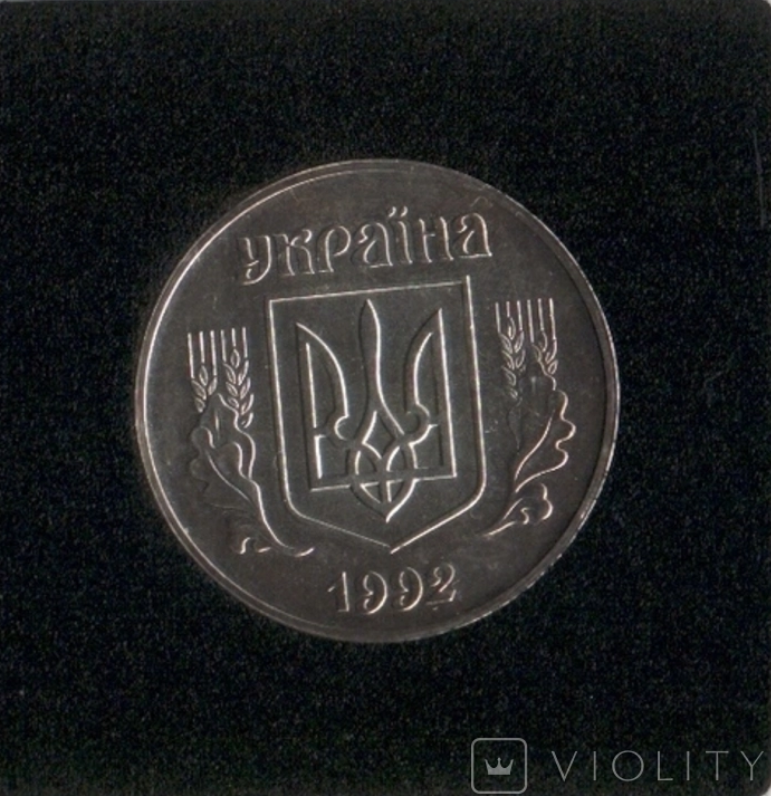 Особливістю монети є матеріал карбування – замість стандартної латуні вона виконана зі срібла.