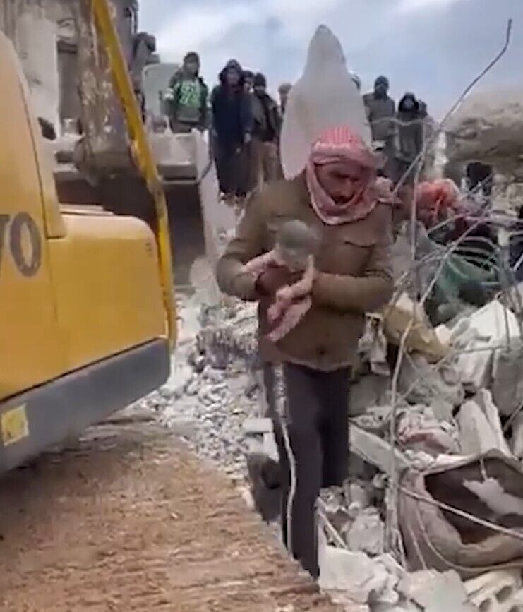 У Сирії дівчинка народилася під завалами будинку, який впав унаслідок землетрусу: її батьків врятувати не вдалося. Відео