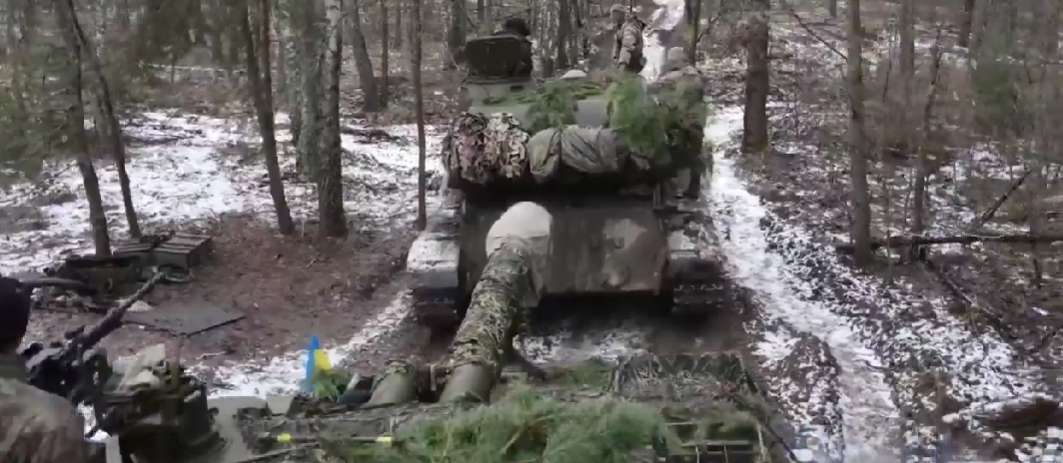 Украинские военные провели учения у границы с Беларусью, используя трофейную технику. Видео