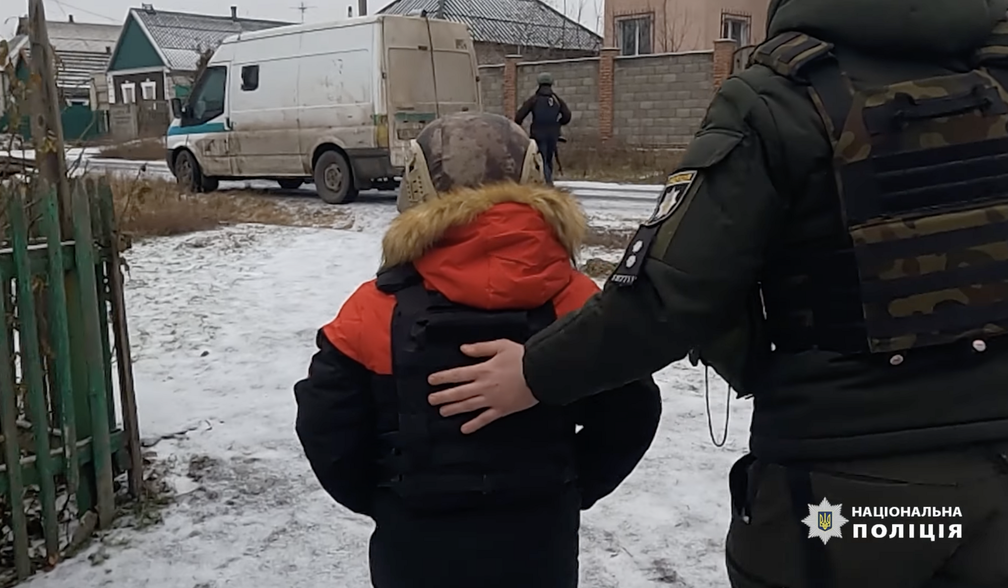 В Авдеевке расформировали опекунскую семью, чтобы вывезти ребенка из-под обстрелов. Видео