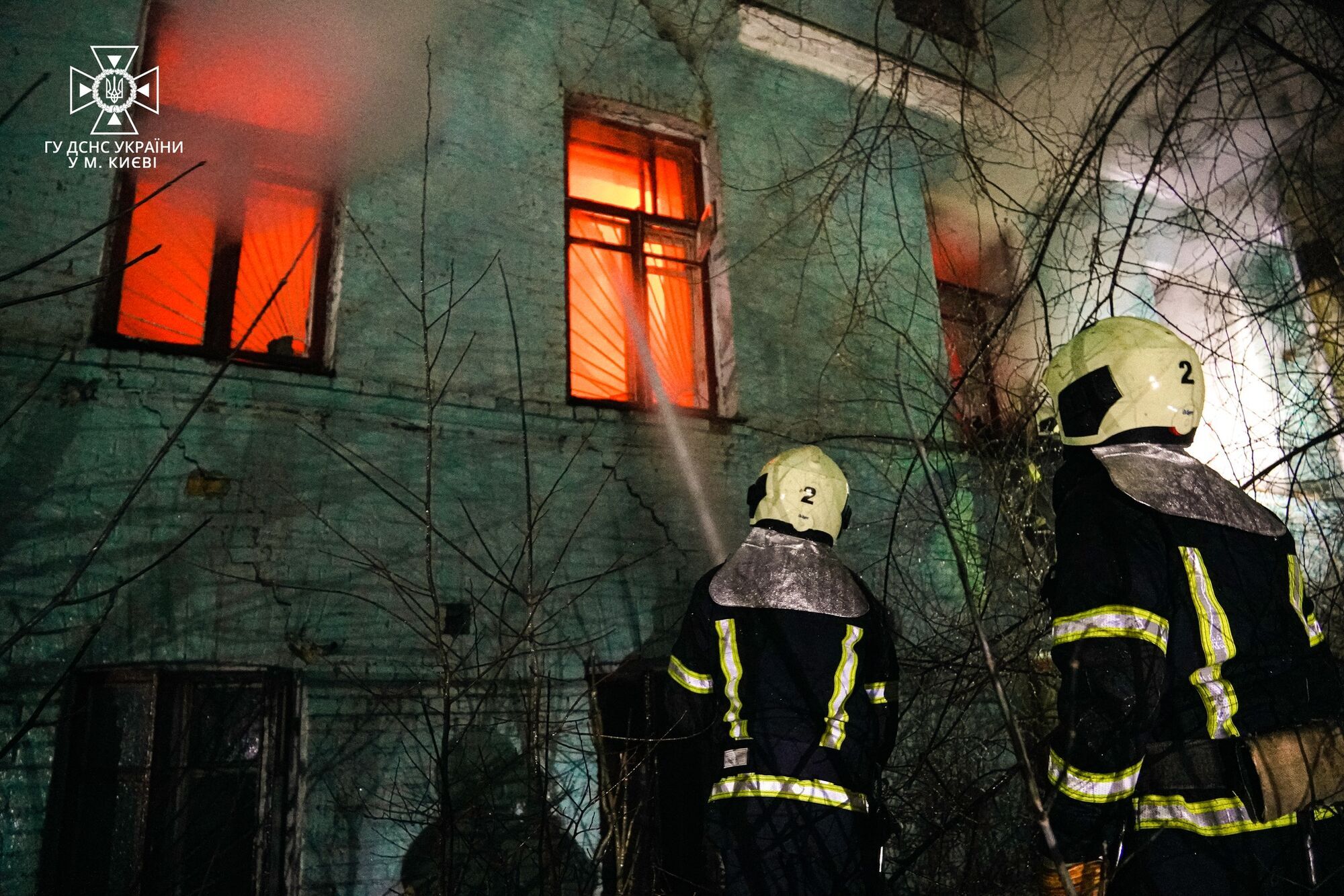 У Києві виявили тіло чоловіка під час гасіння пожежі у відселеному будинку. Фото та відео
