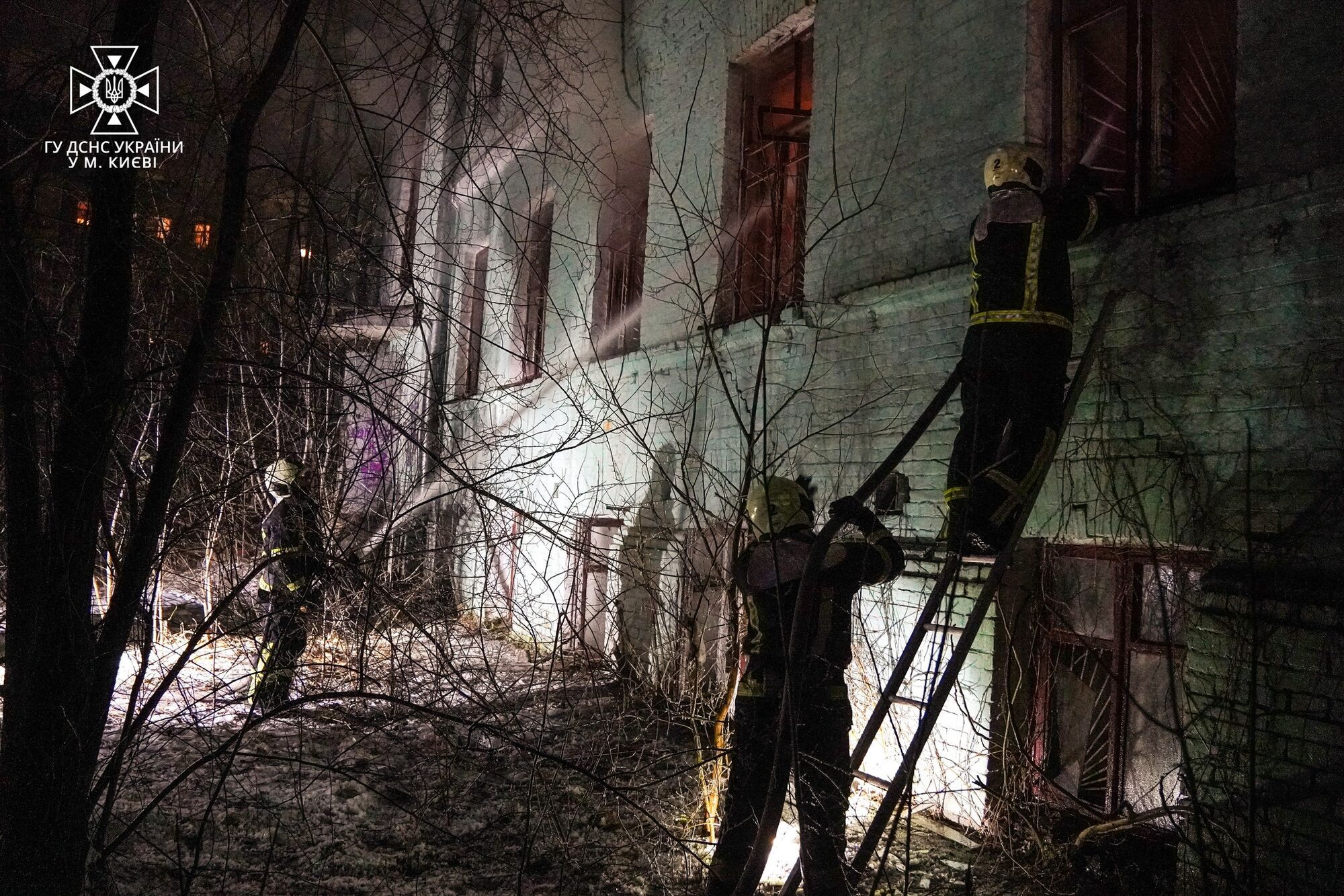У Києві виявили тіло чоловіка під час гасіння пожежі у відселеному будинку. Фото та відео