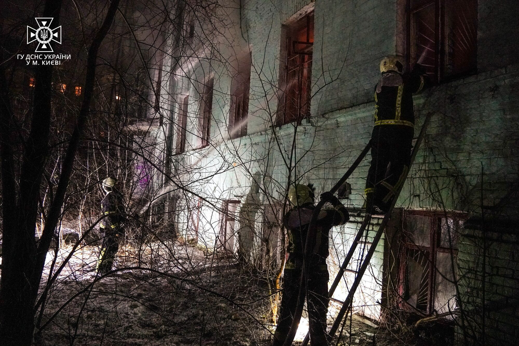 В Киеве обнаружили тело мужчины во время тушения пожара в отселенном доме. Фото и видео