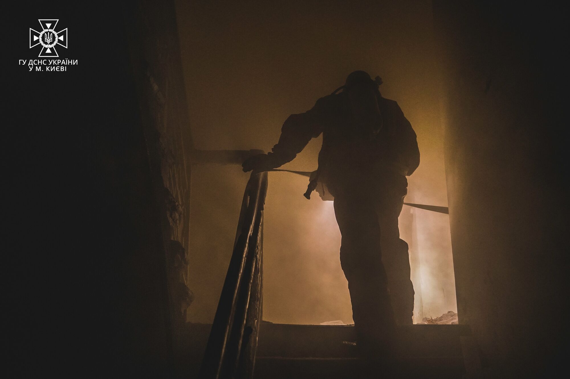 В Киеве обнаружили тело мужчины во время тушения пожара в отселенном доме. Фото и видео