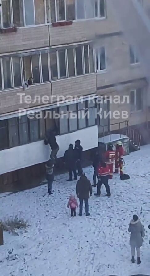 В Киеве мужчина угрожал выбросить из окна балкона младенца: ребенка спасли. Видео
