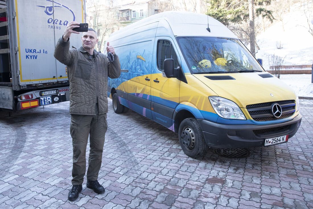 Київ отримав поліцейські авто, комунальну техніку та генератори від міжнародних партнерів, – Кличко