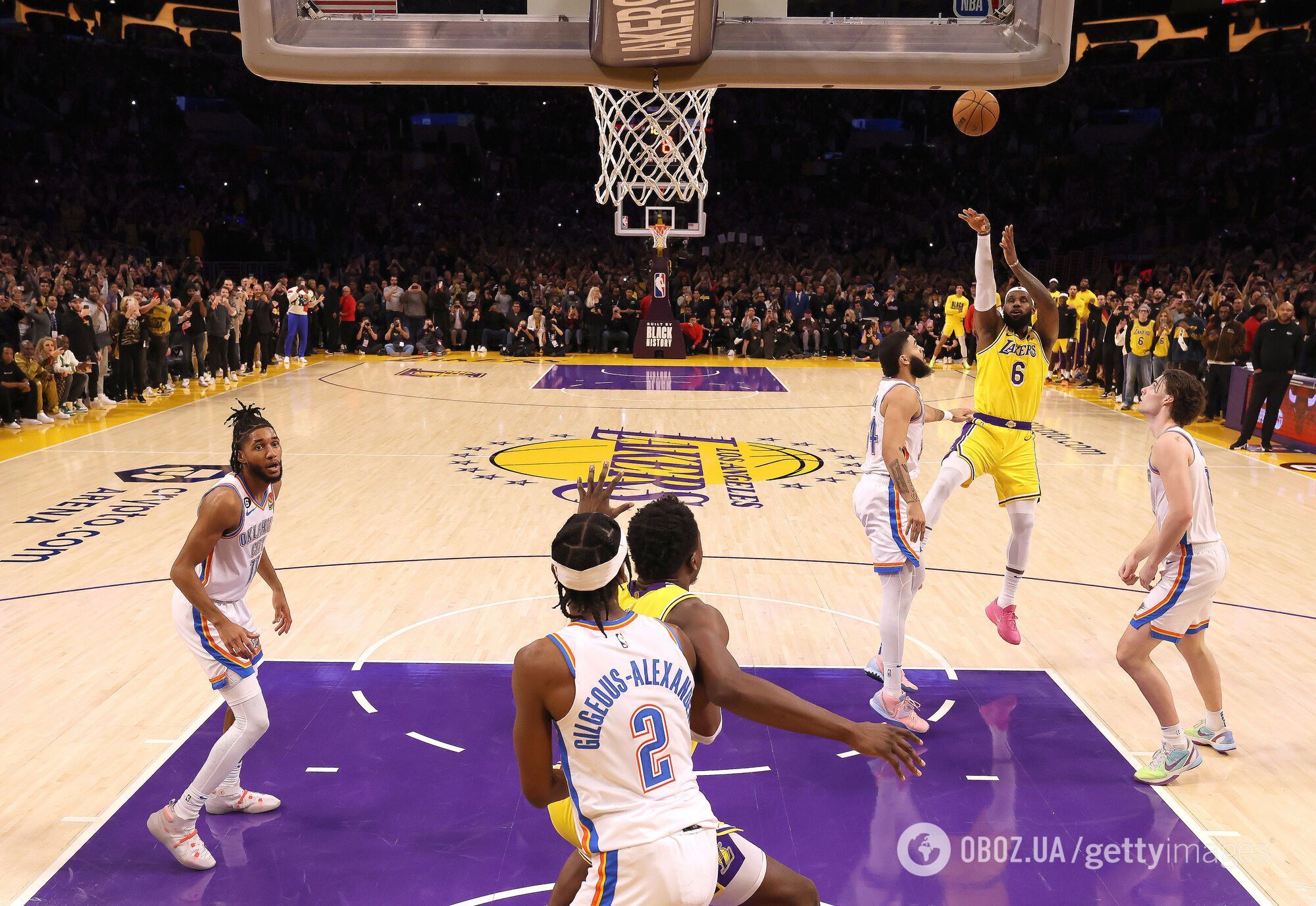 Новый король баскетбола: ЛеБрон Джеймс побил "вечный" рекорд НБА. Видео исторического броска