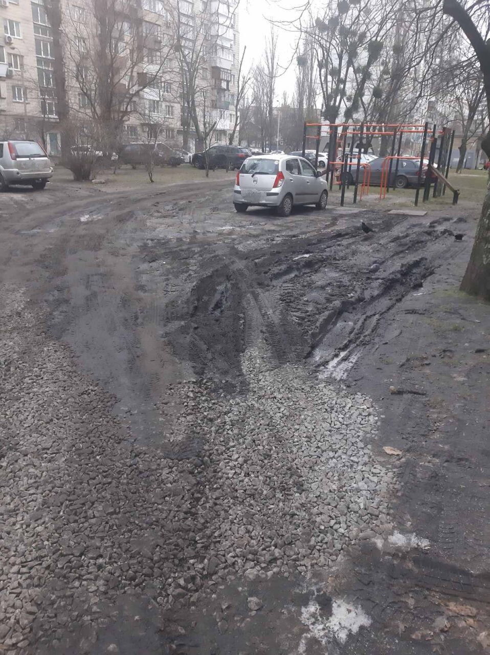 В Киеве "герои парковки" превратили двор дома в болото. Фото