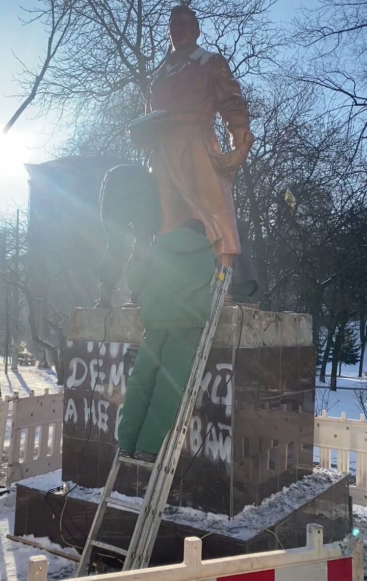 В Киеве начали демонтаж памятника советскому летчику Чкалову. Фото