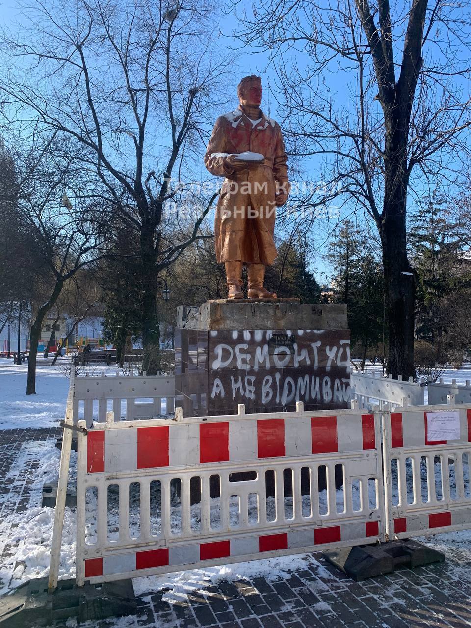 В Киеве начали демонтаж памятника советскому летчику Чкалову. Фото