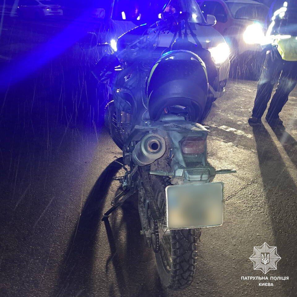 В Киеве во время комендантского часа на блокпосту у мотоциклиста нашли автомат с глушителем. Фото