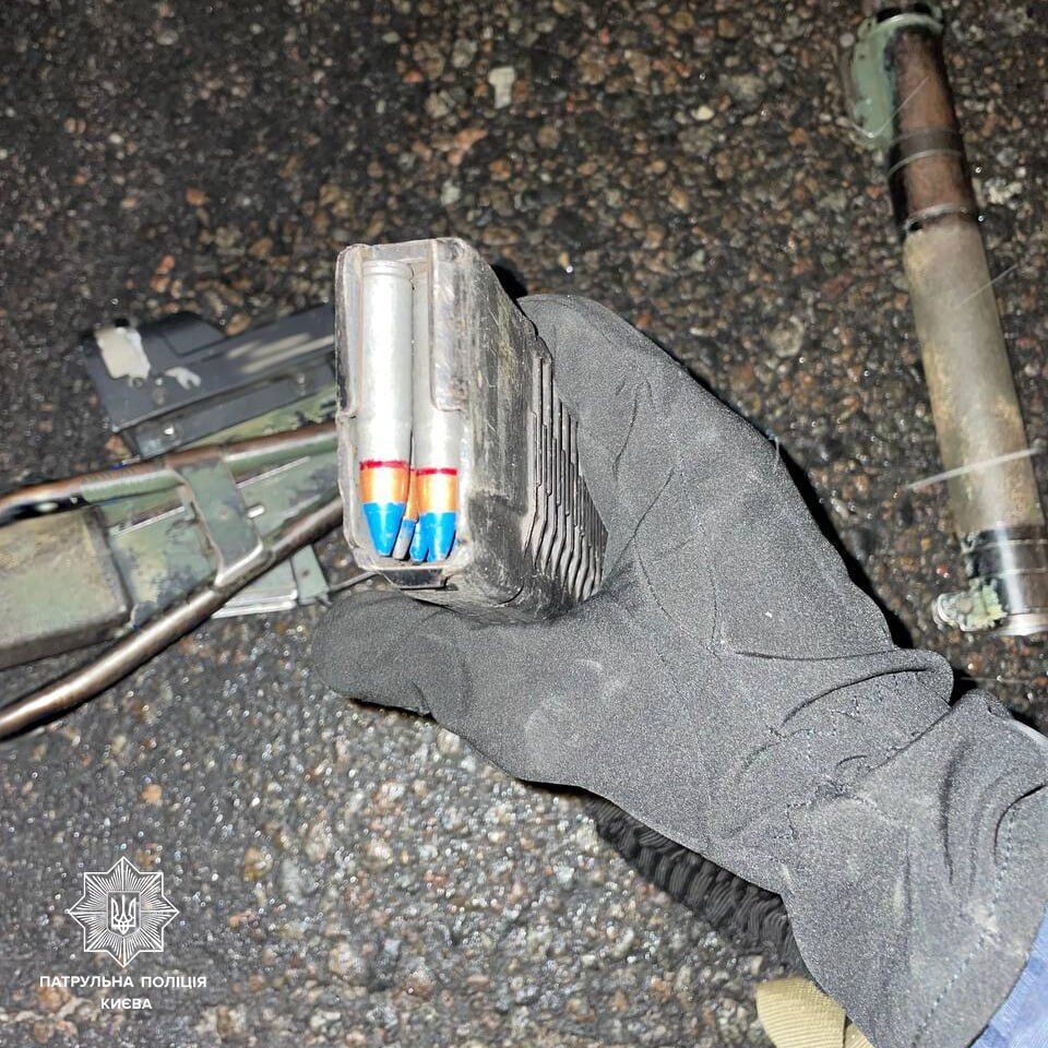 У Києві під час комендантської години на блокпосту у мотоцикліста знайшли автомат із глушником. Фото