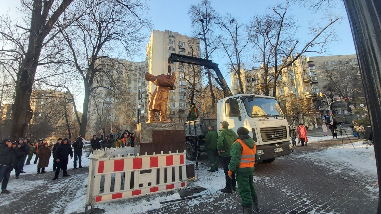 Закінчення робіт зустріли оплесками: у Києві демонтували пам’ятник Чкалову. Фото та відео