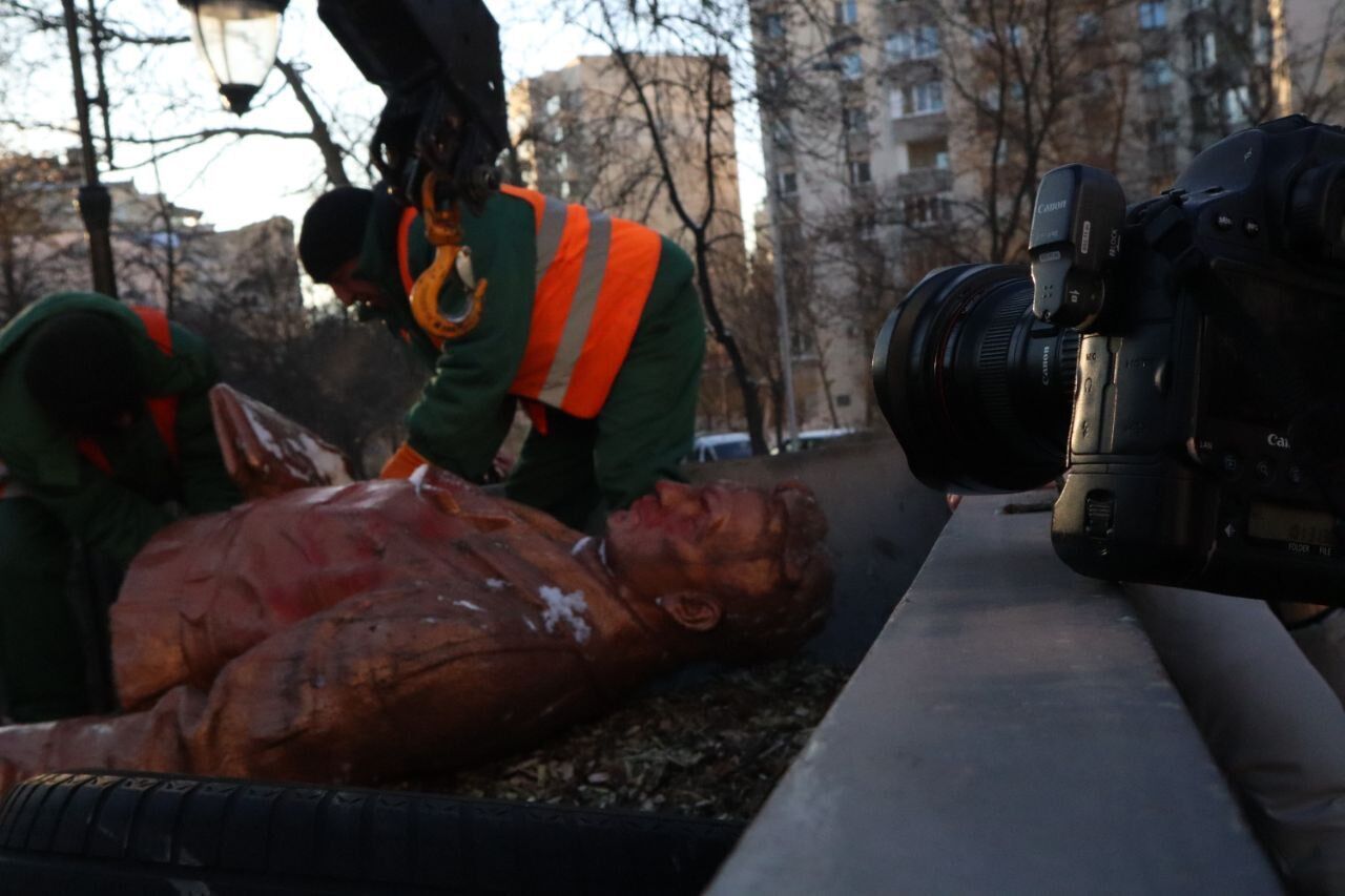Окончание работ встретили аплодисментами: в Киеве демонтирован памятник Чкалову. Фото и видео