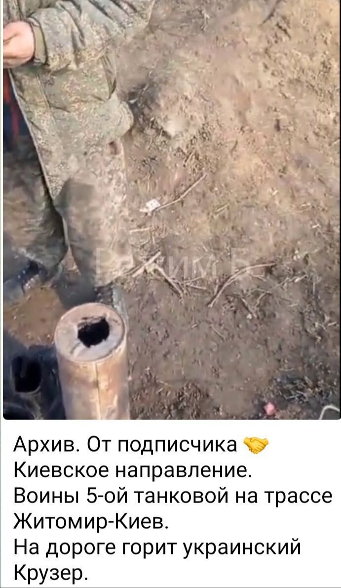 Российские военные разжигали костер деньгами украинцев из расстрелянного авто: в сети обнародовали видеодоказательство