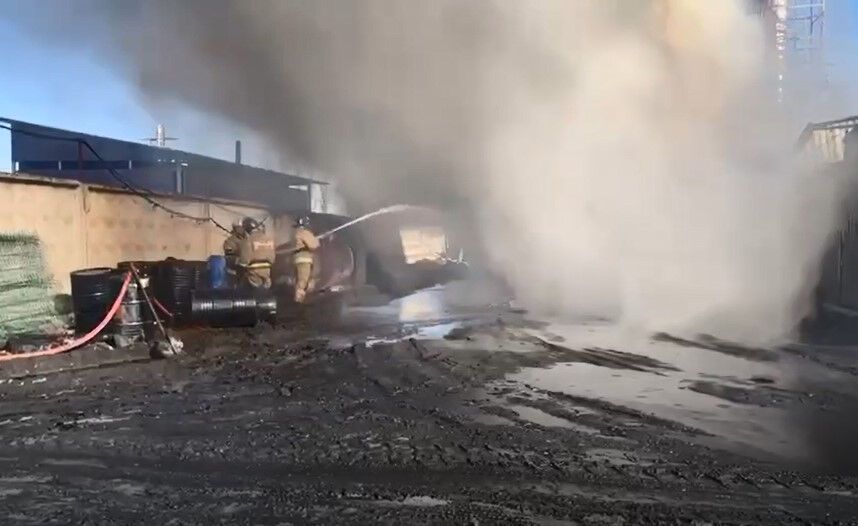 В России вспыхнул мощный пожар на территории нефтеперерабатывающего завода, валит дым. Видео
