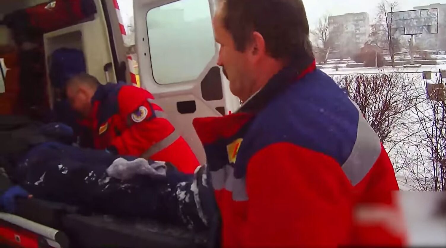 В Киевской области спасли мужчину, которому стало плохо и он упал на лед и разбил голову. Видео