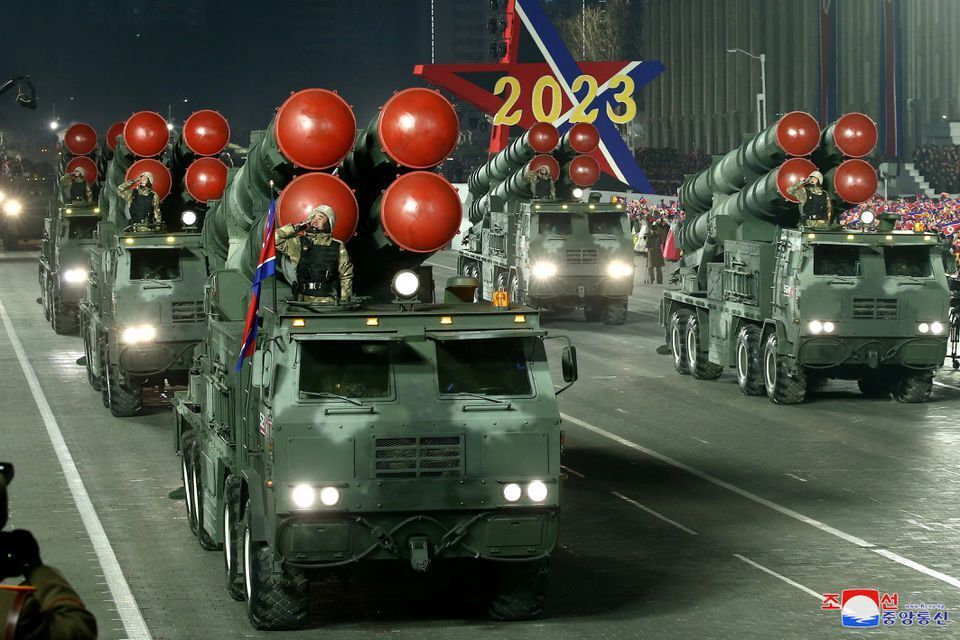 КНДР влаштувала парад на честь 75-річчя своєї армії і похвалилася ядерним потенціалом: що відомо про ракетну програму Пхеньяна