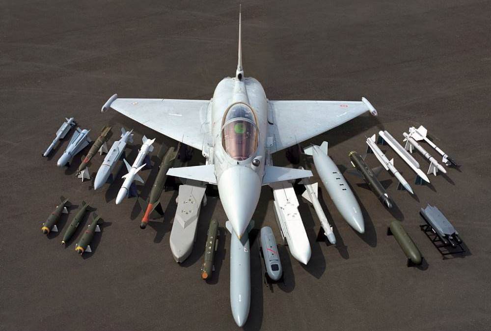 Eurofighter Typhoon с комплектом вооружения