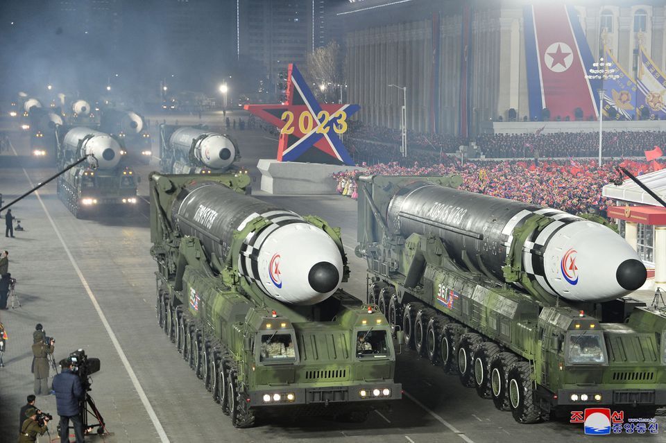 КНДР устроила парад в честь 75-летия своей армии и похвасталась ядерным потенциалом: что известно о ракетной программе Пхеньяна