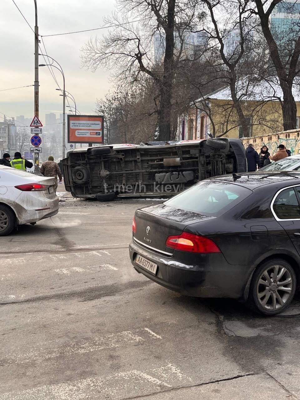 У Києві внаслідок ДТП перекинулась машина швидкої допомоги: серед потерпілих дитина. Фото та відео