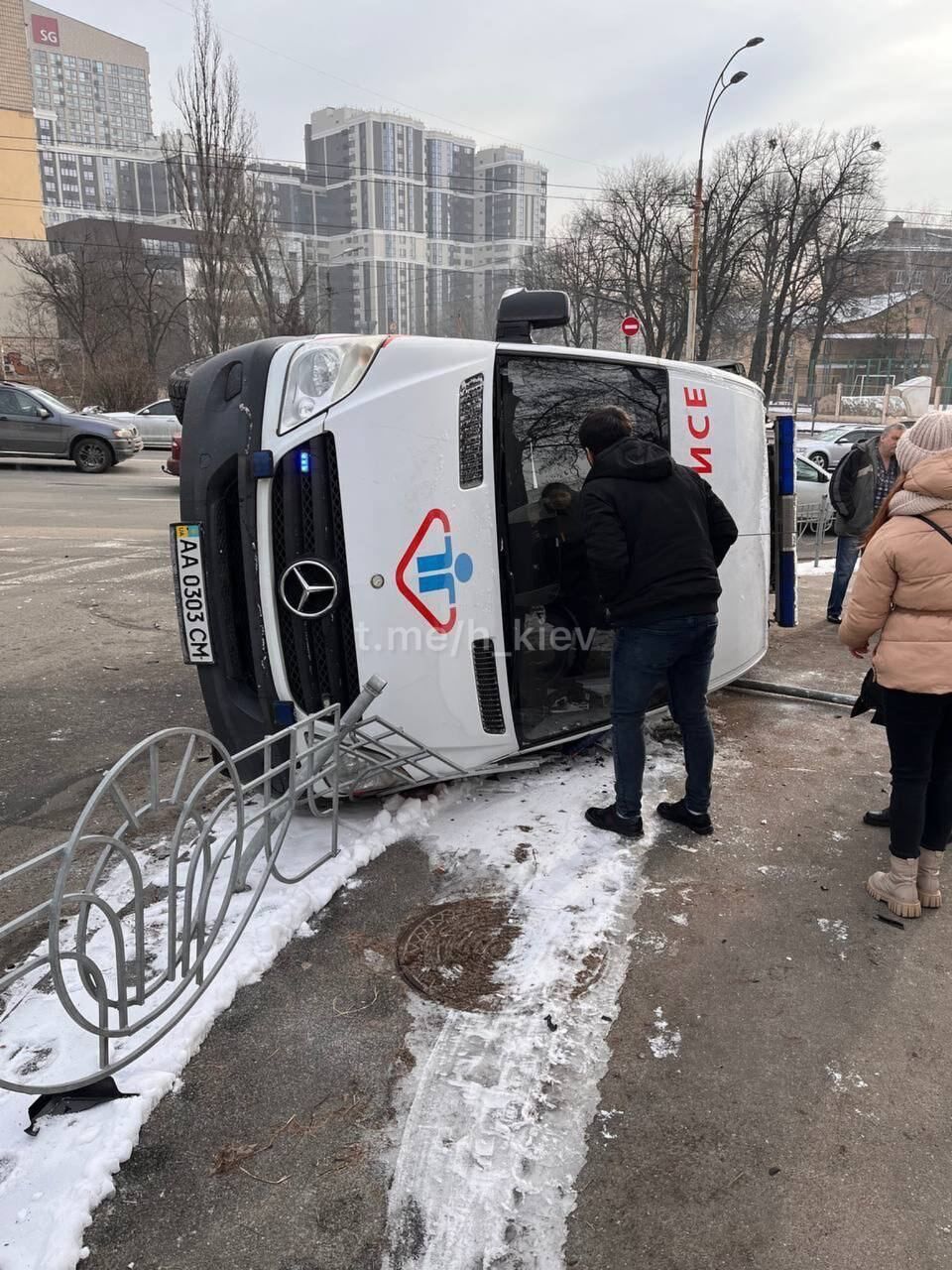В Киеве в результате ДТП перевернулась машина скорой помощи: среди пострадавших ребенок. Фото и видео