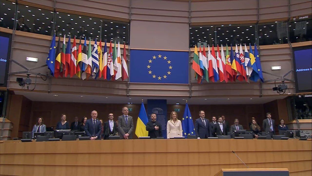 Зеленський звернувся до Європарламенту і пояснив, чому Росію треба зупинити: зал зустрів його аплодисментами. Відео