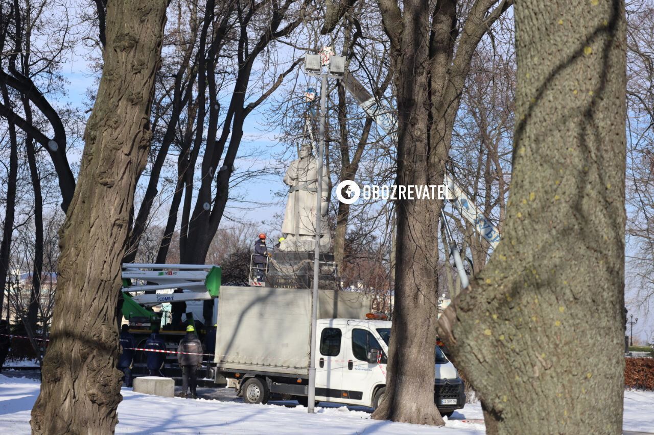 В Киеве демонтировали памятник советскому генералу Ватутину. Фото и видео