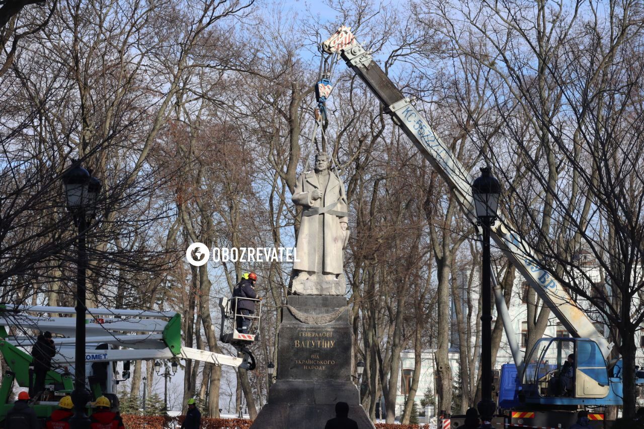 В Киеве демонтировали памятник советскому генералу Ватутину. Фото и видео