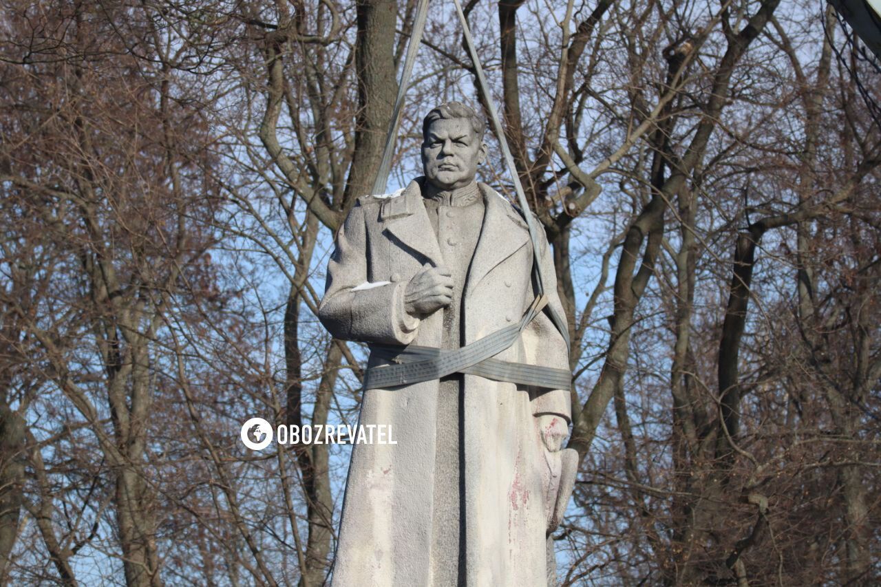 В Киеве демонтировали памятник советскому генералу Ватутину. Фото и видео