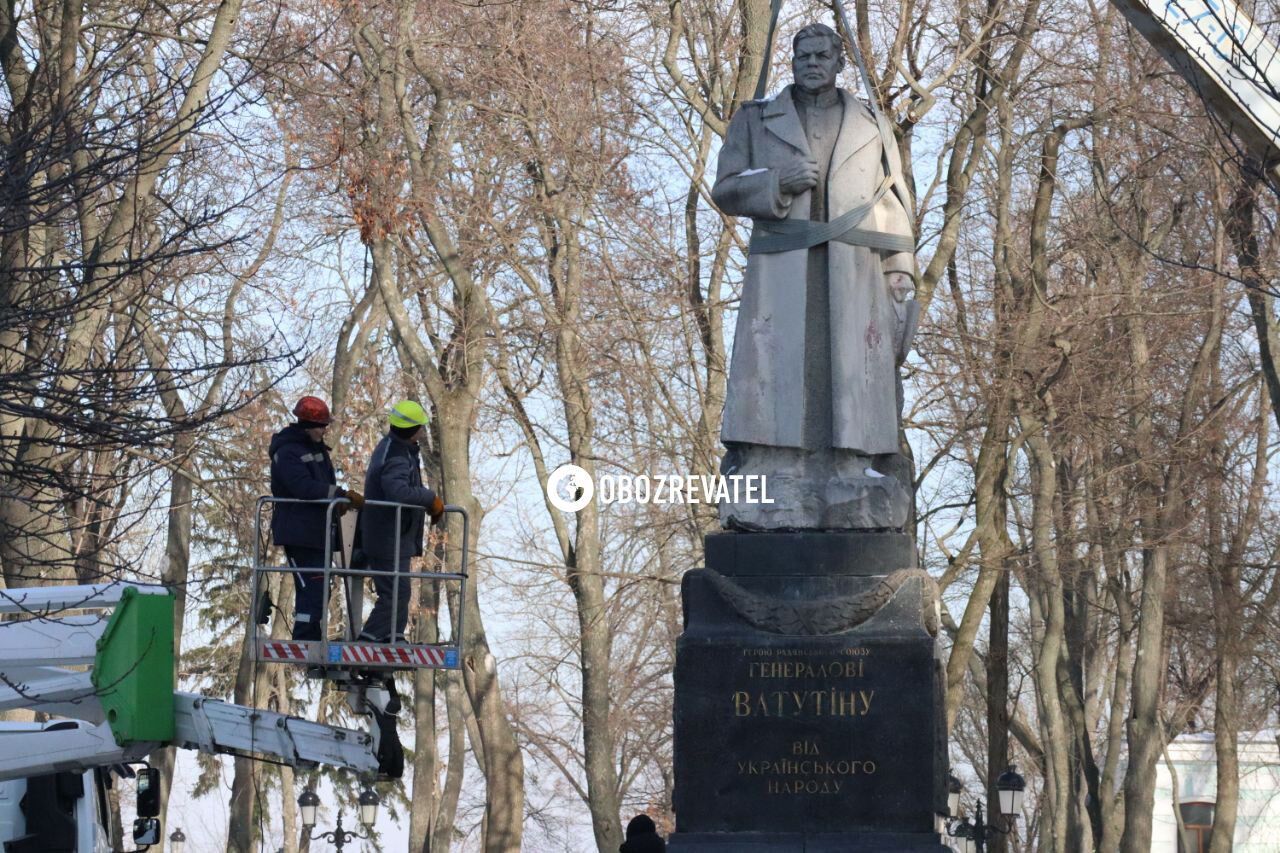 У Києві демонтували пам’ятник радянському генералу Ватутіну. Фото та відео