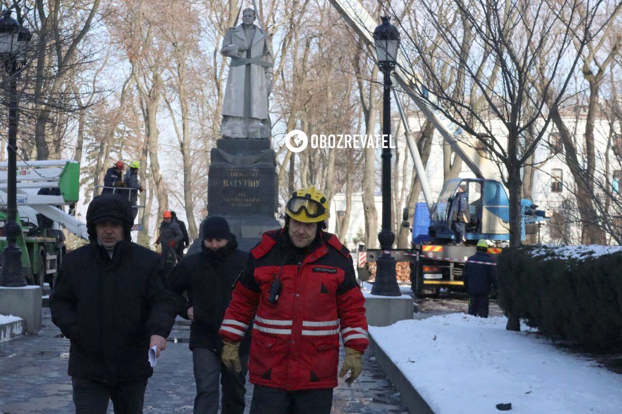 В Киеве демонтировали памятник советскому генералу Ватутину. Фото и видео