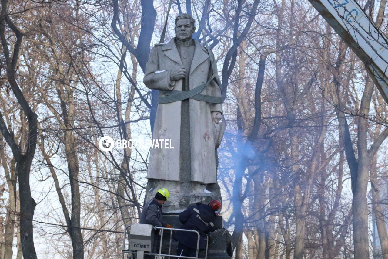 В Киеве демонтировали памятник советскому генералу Ватутину. Фото и видео