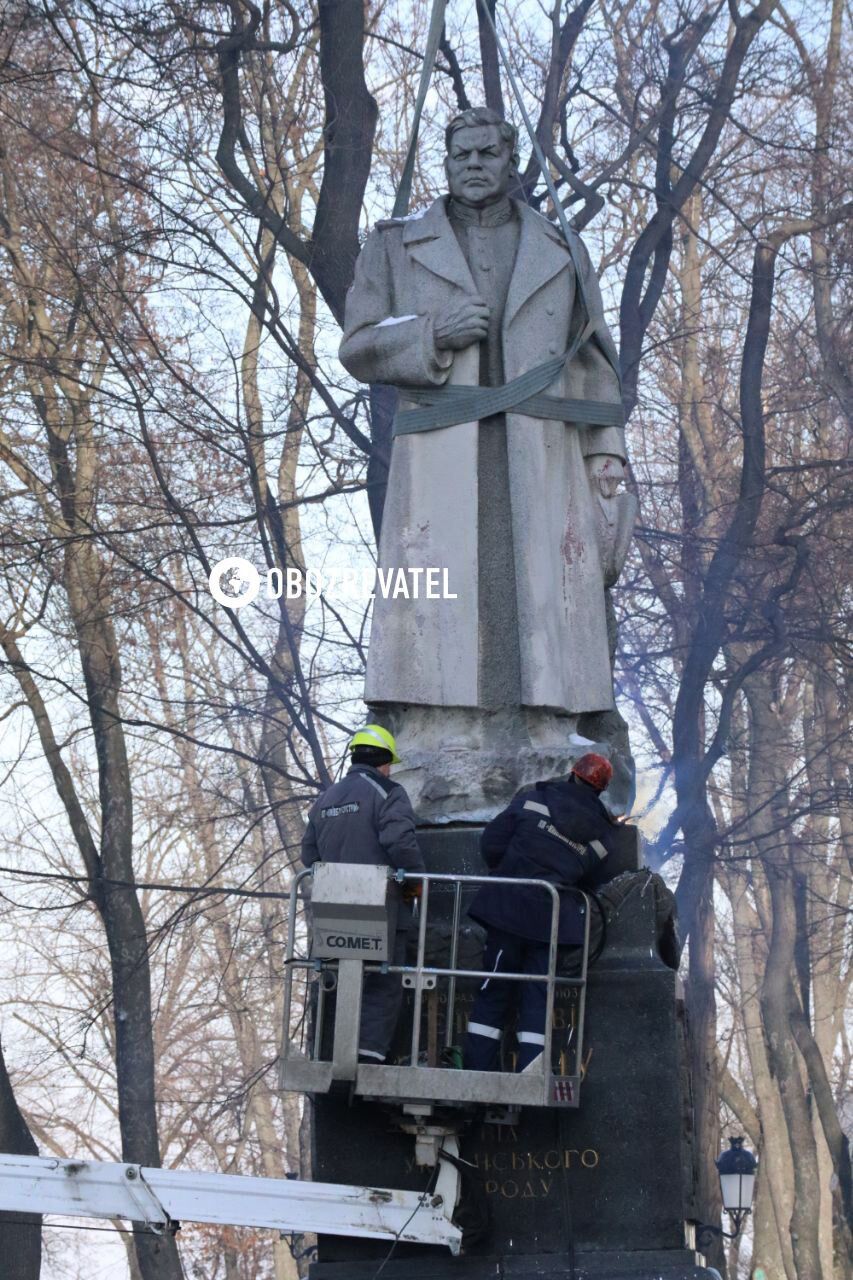 В Киеве демонтировали памятник советскому генералу Ватутину. Фото и видео