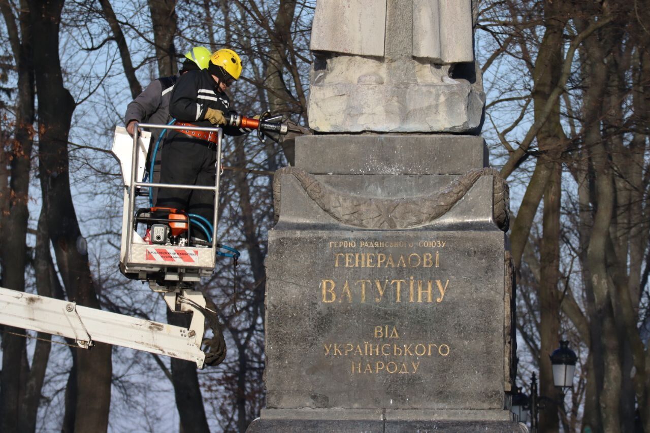 В Киеве демонтировали памятник советскому генералу Ватутину. Фото и видео