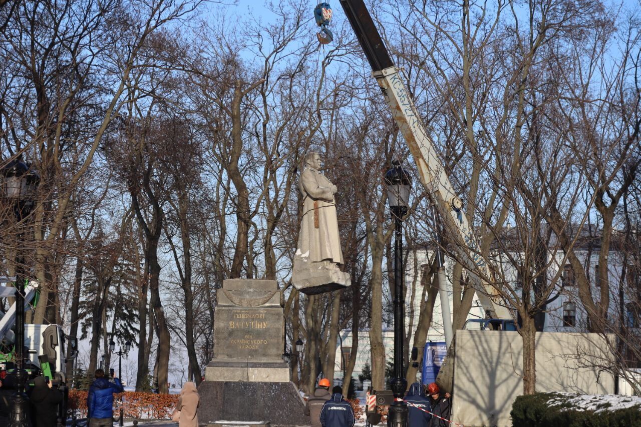 В Киеве демонтировали памятник советскому генералу Ватутину. Фото и видео