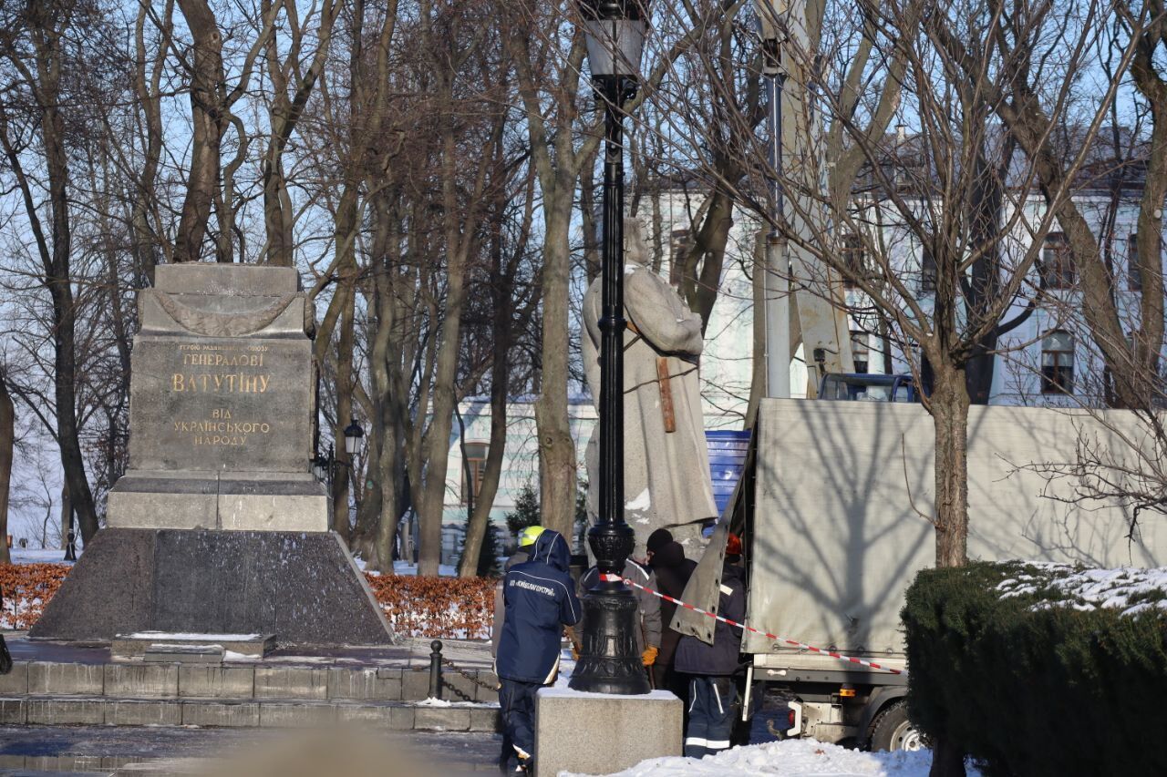 В Киеве демонтировали памятник советскому генералу Ватутину. Фото и видео