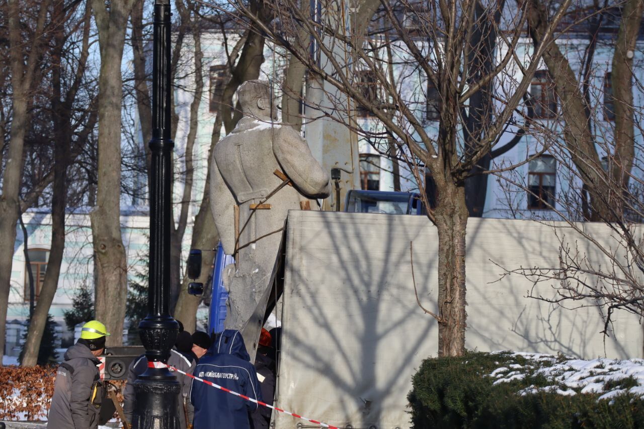 У Києві демонтували пам’ятник радянському генералу Ватутіну. Фото та відео
