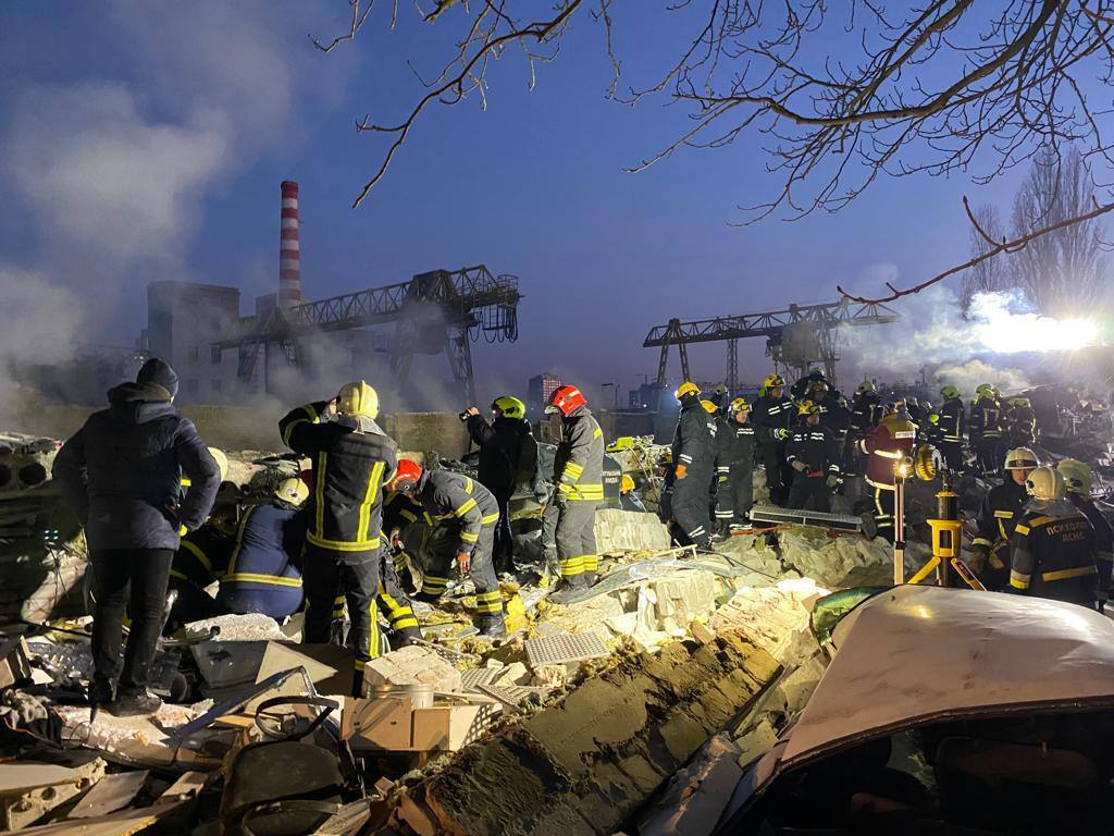 У Києві пролунав вибух на території колишнього заводу: загинуло четверо осіб, є постраждалі.  Фото і відео
